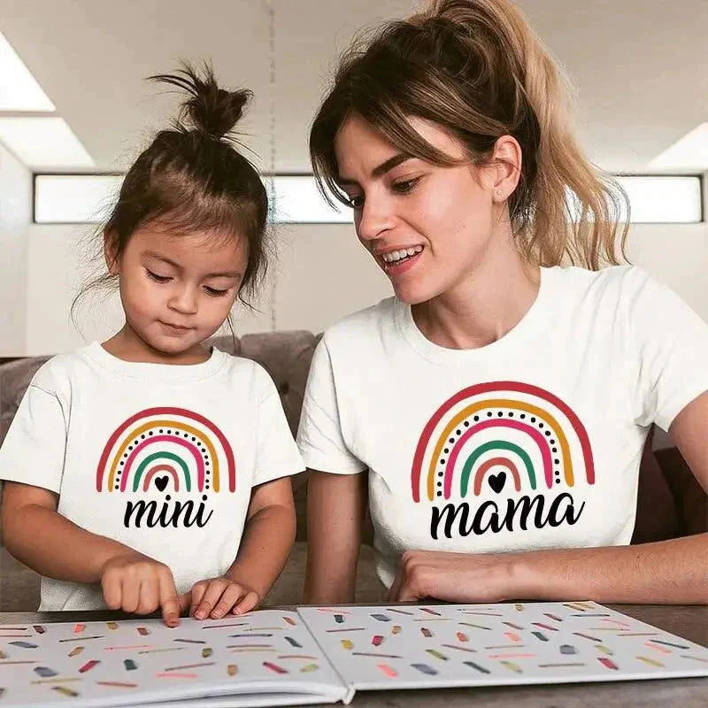 Tee shirts arc-en-ciel pour mère et fille