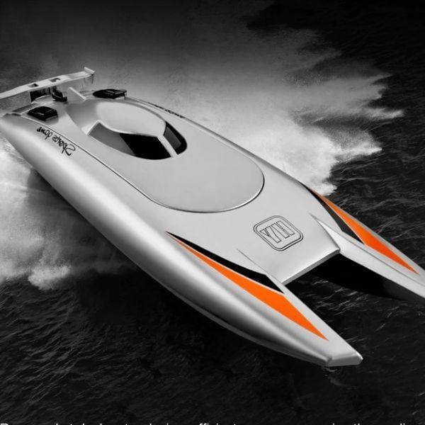 Bateau de course télécommandé